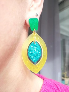 Boucles d'oreilles tendance en résine, vert jaune turquoise, motif découpé scintillant, bijoux en plastique, coffret cadeau - Product Image 2