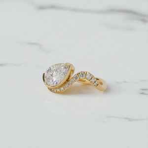 Bague de fiançailles délicate en moissanite taille poire, or jaune 14 carats, sertie clos, bague de mariage incurvée, bijoux, cadeaux pour la Journée de la Femme - Product Image 3