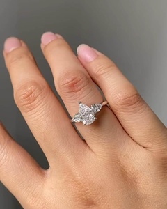 Bague de fiançailles en diamant taille poire 2,0 carats à trois pierres |   Personnalisé en or 14 carats ou en argent |   Moissanite, diamant cultivé en laboratoire ou diamant naturel - Product Image 4