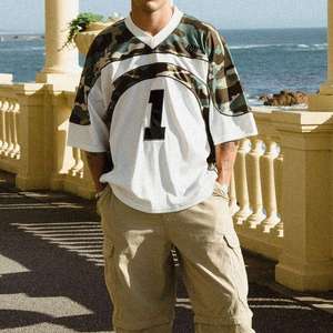 เสื้อยืดเบสบอลรักบี้ทรงโอเวอร์ไซส์ คอวี สำหรับผู้ชาย ผ้าตาข่าย สตรีทแวร์ ทรงบ็อกซี่  รับผลิตเสื้อแบบไม่มีลาย  รับสกรีนลายแบบซับลิเมชั่น  เสื้อเจอร์ซีย์สั่งทำ - Product Image 2