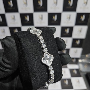 สร้อยข้อมือเทนนิสโมอิสซาไนต์ชุบทองคำสีกุหลาบ SARVA JEWELS เงินแท้ 925 รูปทรงดอกโคลเวอร์เจียระไนแบบบริลเลียนท์ หรูหราสำหรับผู้หญิงในงานแต่งงาน - Product Image 3