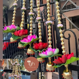 ดอกบัวประดิษฐ์ทำมือแบบแขวนประดับด้วยลูกปัดลายทองและรายละเอียดลายดอกไม้ที่ประณีตสำหรับตกแต่งบ้านในช่วงเทศกาล - Product Image 2