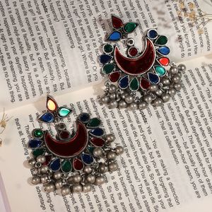 Pendientes Chandbali de Aleación Oxidada Multicolor con Gotas Ghungroo – Pendientes Étnicos de Impacto para Mujer - Product Image 1