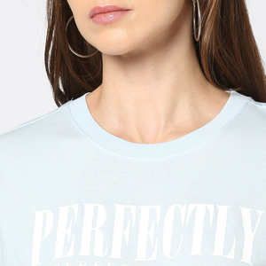 Camiseta Corta para Mujer, Color Gris Claro, Texto Minimalista, Corte Regular, Informal, Suave, Transpirable, Lisa, con Gráfico, para Uso Diario, con Logotipo de Moda - Product Image 4