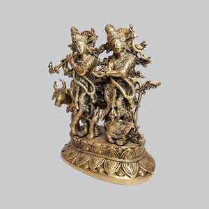 Statue artisanale en laiton de Radha Krishna avec vache et paon, idole traditionnelle du couple divin hindou pour la décoration intérieure et le Vastu - Product Image 3