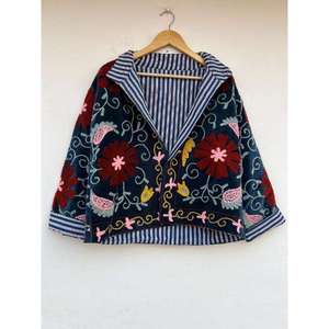 Chaqueta de terciopelo azul Suzani de diseñador, inspirada en bordados botánicos, con cuello alto, estilo bohemio, chic prairie, para mujer, ropa de abrigo de primavera. - Product Image 2
