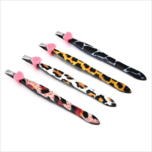 Pinzas de Cejas Premium con Estampado de Leopardo, Mango Rosa, Acero Inoxidable, Punta Puntiaguda, Herramienta de Precisión - Product Image 1