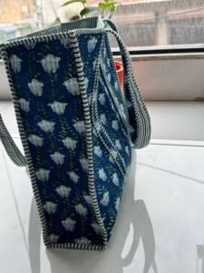 Sac fourre-tout matelassé imprimé à la main, motif floral multicolore, en tissu de coton d'hiver, avec deux bretelles, tendance - Product Image 3