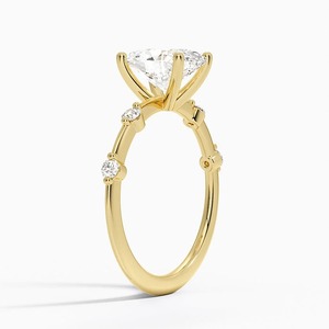 Bague de fiançailles en or jaune 18 carats avec diamant ovale cultivé en laboratoire |   Bague de mariée de luxe avec pierres latérales - Product Image 3