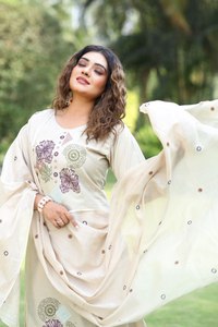 Vestidos color marfil recién lanzados con hermoso trabajo de bordado en relieve, con parte superior, parte inferior y dupatta incluidas. - Product Image 2