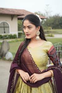 Lehenga Choli traditionnel en soie avec broderie Zari et bordure contrastante Kalamkari, accompagné d'un dupatta en tulle de créateur - Product Image 4