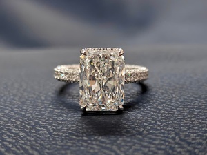 Anillo de Boda RIZTA JEWELS de Lujo en Oro de 14K con Diamante Cultivado en Laboratorio de Corte Radiante Color E, Certificado IGI, para Mujer y Pareja, 3.85 g - Product Image 6