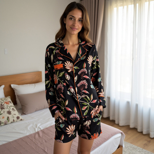 Glamourous Drape Ethereal Comfort Conjunto de pijama para mujer Viscosa sedosa con estampado llamativo Camisa de manga larga y pantalones cortos con bolsillos - Product Image 4