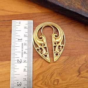 Poids d'oreille en laiton antique avec conception en spirale en filigrane, cintres d'oreille d'inspiration tribale - Product Image 2