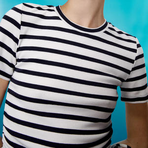 T-shirt femme personnalisable, design rayé, crop top pour un look chic et stylé pour l'été, service OEM, design avec logo. - Product Image 6