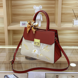 Sac fourre-tout décontracté de luxe pour femme en cuir PU de style chinois de haute qualité avec broderie de lotus, fermeture éclair et bandoulière - Product Image 3
