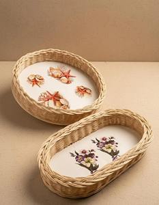 Plateau ovale en rotin floral, parfait pour la mise en scène esthétique de la table, les coins café et les espaces repas, provenant d'Inde. - Product Image 1