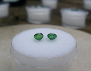 2 gemas redondas sueltas de diópsido cromado de 5 mm cada una para manualidades, joyería y coleccionismo - Product Image 2