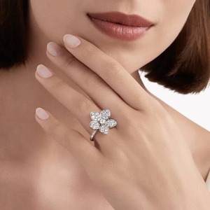 Anillo de Diamantes de Alta Gama con Forma de Flor – Elegante Joyería de Lujo para Mujer, Anillo de Diamantes con Diseño Floral de 5 Pétalos – Ideal para Bodas - Product Image 4