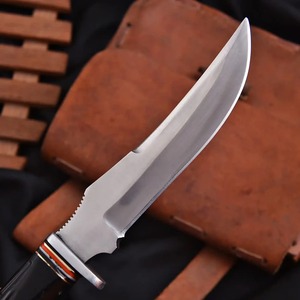 Couteau de chasse artisanal en acier carbone – Couteau à lame fixe avec manche en résine noire et étui en cuir - Product Image 2
