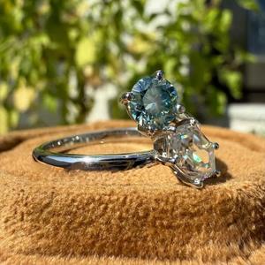 Elegant and modern <b>two</b>-<b>stone</b> (Toi et Moi) engagement <b>ring</b> - Product Image 3