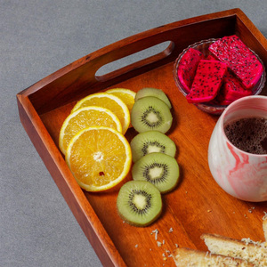Bandeja Decorativa Rústica de Madera Maciza de Alta Calidad de Brownwood Handicrafts con Asa con Diseño Floral para una Elegante Mesa de Centro - Product Image 2