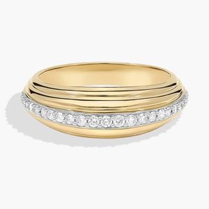Bague en or jaune sertie de diamants gradués et bombés - Product Image 1