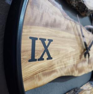 Reloj de Pared de Madera de Olivo Hecho a Mano con Anillo de Metal y Números Romanos en Resina Epoxi, Decoración Moderna para el Hogar, para Bodas - Product Image 4