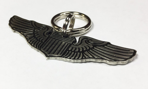 Construcción metálica de calidad premium. Diseño detallado de escudo con alas. Ideal para llaves, bolsos o regalos. - Product Image 6