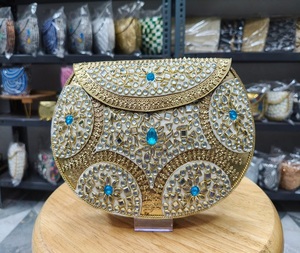 Bolso de Mano Tipo Clutch para Mujer, Estilo Indio, Chapado en Oro, Hecho a Mano en Metal, del Estado de Uttar Pradesh - Product Image 1