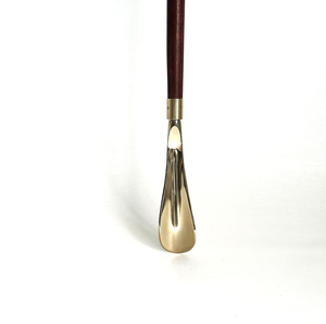 Chausse-pied long doré pour clubs de golf avec manche en bois et détails en laiton, accessoire élégant d'inspiration sportive pour le calage des chaussures - Product Image 4