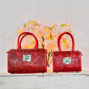 Bolso de Mano de Cuero Rojo de Lujo con Diseño Floral Repujado y Detalle de Piedra Turquesa - Product Image 6