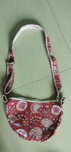 Bolso bandolera acolchado de algodón rojo hecho a mano con estampado floral, estilo bohemio, para mujer, con cierre de cremallera, ligero. - Product Image 3