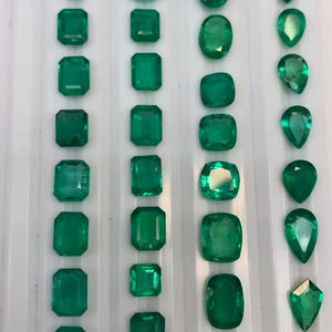 พลอยมรกตธรรมชาติจากแซมเบีย รูปทรงผสม คุณภาพดี พลอยเม็ดเดี่ยวสำหรับทำเครื่องประดับ - Product Image 1