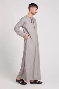 Qamis Émirati Homme Couleur Unie Respirant Vente en Gros Tendance Été Streetwear Longue Longueur Col Rond Jubba Musulmane - Product Image 2