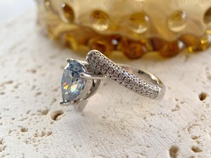 แหวนเพชรโมอิสซาไนต์สีน้ำเงินทรงลูกแพร์ ดีไซน์ไขว้สุดพิเศษ สำหรับผู้หญิง เงินแท้ 925 ของแท้ เหมาะเป็นของขวัญแทนใจสำหรับคนรัก - Product Image 4