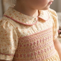 Robe pour fille en satin de coton, style ODM OEM, élégante, brodée, smockée à la main, bouffante, jaune, à motifs géométriques floraux, respirante, longueur genou