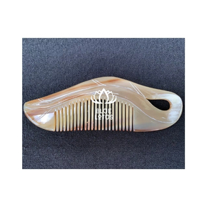 Peigne en corne à succès pour coffrets cadeaux de luxe créatifs et présentoirs d'exposition d'artisanat traditionnel exquis – Stock entrepôt - Product Image 1