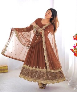 Salwar Kameez en rayonne marron avec dupatta brodé, tenue de mariage indienne traditionnelle pour femme, coupe ample longueur ras du sol - Product Image 4