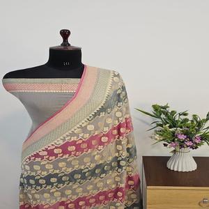 Sari authentique en soie Georgette Khaddi pure de Banarasi, teinture au pinceau Rangkaat, bordure richement brodée Waterzari, tissé à la main, traditionnel, pour les fêtes - Product Image 1