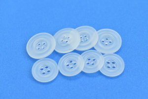 กระดุมเรซิ่นคุณภาพสูง เป็นมิตรกับสิ่งแวดล้อม แบบคลาสสิก 4 รู สำหรับเสื้อโค้ทแคชเมียร์ เสื้อโค้ทเทรนช์โค้ท ผลิตในเวียดนาม - Product Image 4