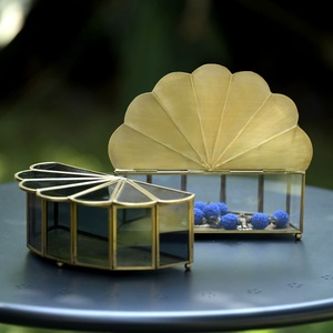 Caja de Almacenamiento de Joyas con Tapa en Forma de Concha Dorada y Paneles de Vidrio para Decoración y Organización - Product Image 2