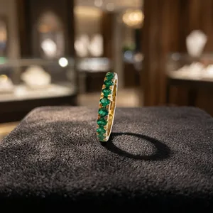 Bague demi-éternité minimaliste en or jaune massif 14 carats sertie d'émeraudes vertes cultivées en laboratoire pour femmes et enfants - Fiançailles - Product Image 5