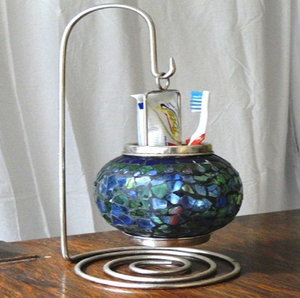 Élégante étagère noire en fil métallique avec inserts en verre cannelé, design de drainage automatique du bas, Metcraft Mtbh40, salle de bain minimaliste - Product Image 3