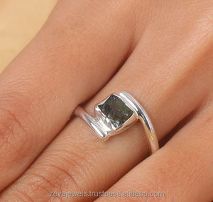 แหวนพันรอบแบบมินิมอลลิสต์ทำด้วยมือทำจากเงินสเตอร์ลิงแหวนหินคริสตัลหยาบ - Product Image 4