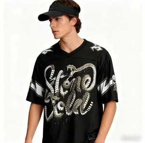 Camiseta Negra de Manga Corta con Cuello en V para Hombre, con Estampado de Serpiente, Estilo Urbano, Tejido Jersey, Corte Regular, Diseño Estampado - Product Image 2