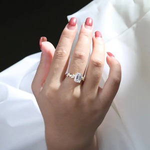 Bague de fiançailles en moissanite taille émeraude avec halo baguette en or jaune 14 carats, bague de mariage, bague de fiançailles, cadeau pour elle, bague de demande en mariage. - Product Image 6