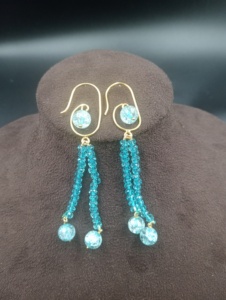 Boucles d'oreilles créoles plaquées or avec perles en forme de goutte d'eau, serti clos, minimalistes, pour femme, idéales pour les soirées - Product Image 5