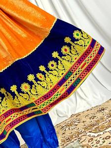 Vestido largo tradicional afgano con vibrante bordado de mosaico, falda acampanada de longitud completa y detalles con efecto espejo. - Product Image 4