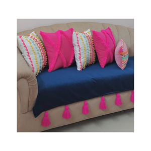 Housse de canapé bleu marine avec franges à pompons rose vif et coussin assorti pour une décoration moderne de salon - Product Image 1